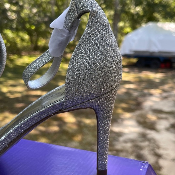 Silver heels Size 9 M NEW - Picture 3 of 5